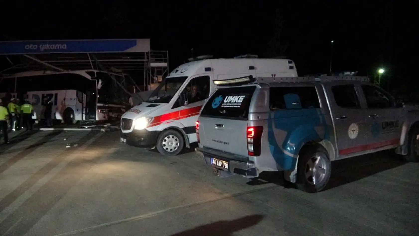 Malatya'da kontrolden çıkan yolcu otobüsü oto yıkamaya daldı: 8 yaralı