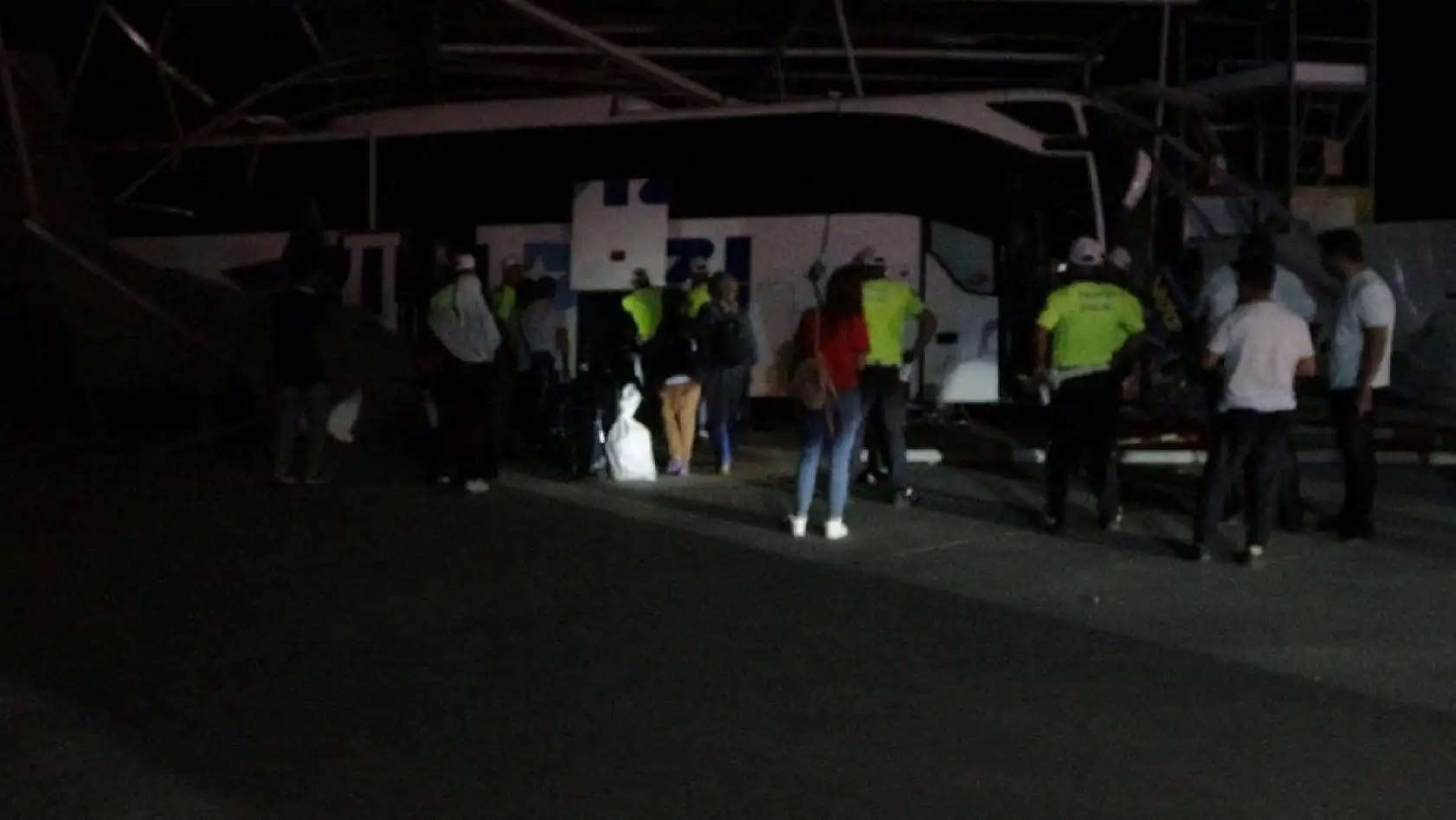 Malatya'da kontrolden çıkan yolcu otobüsü oto yıkamaya daldı: 8 yaralı