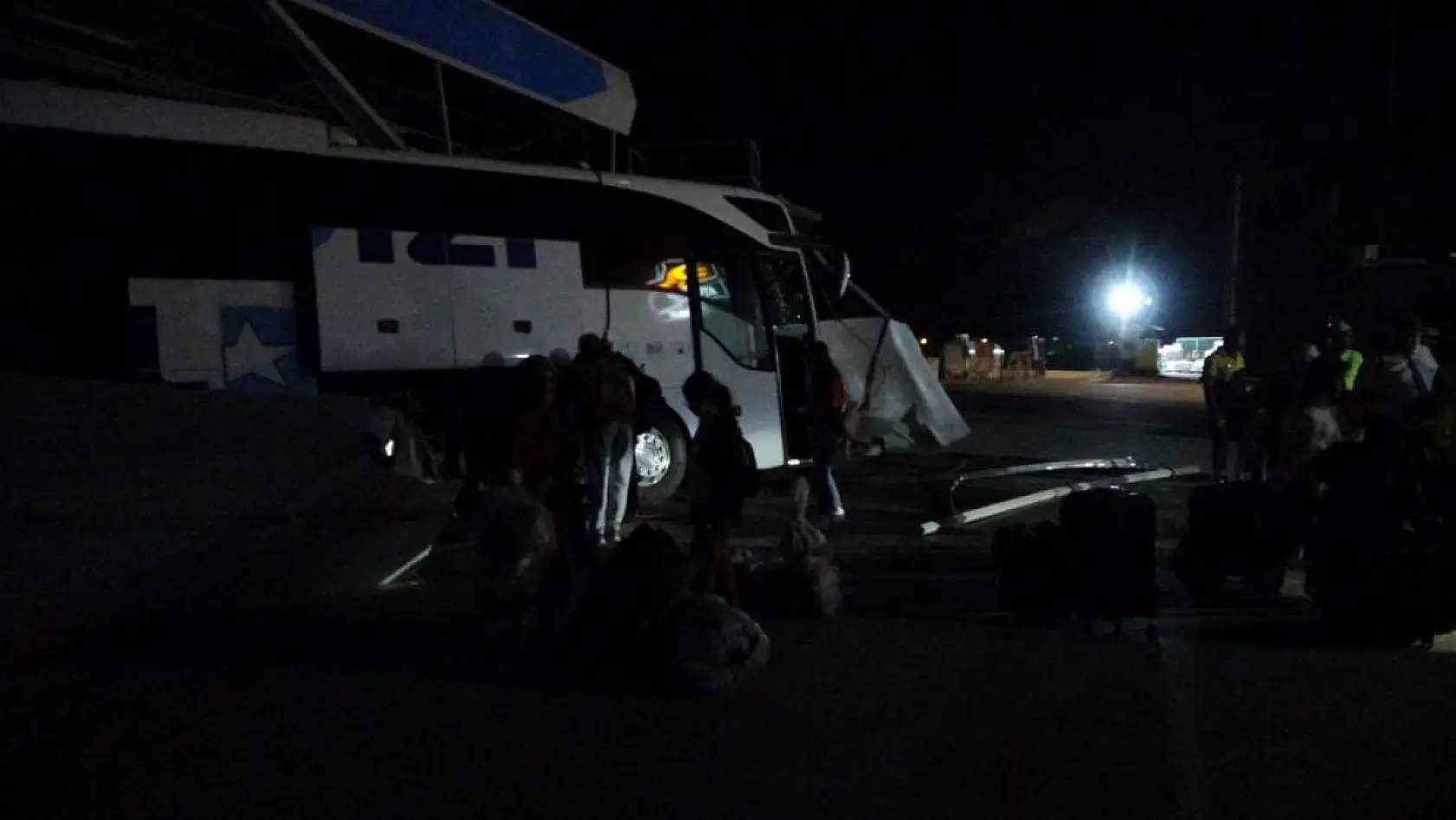 Malatya'da kontrolden çıkan yolcu otobüsü oto yıkamaya daldı: 8 yaralı