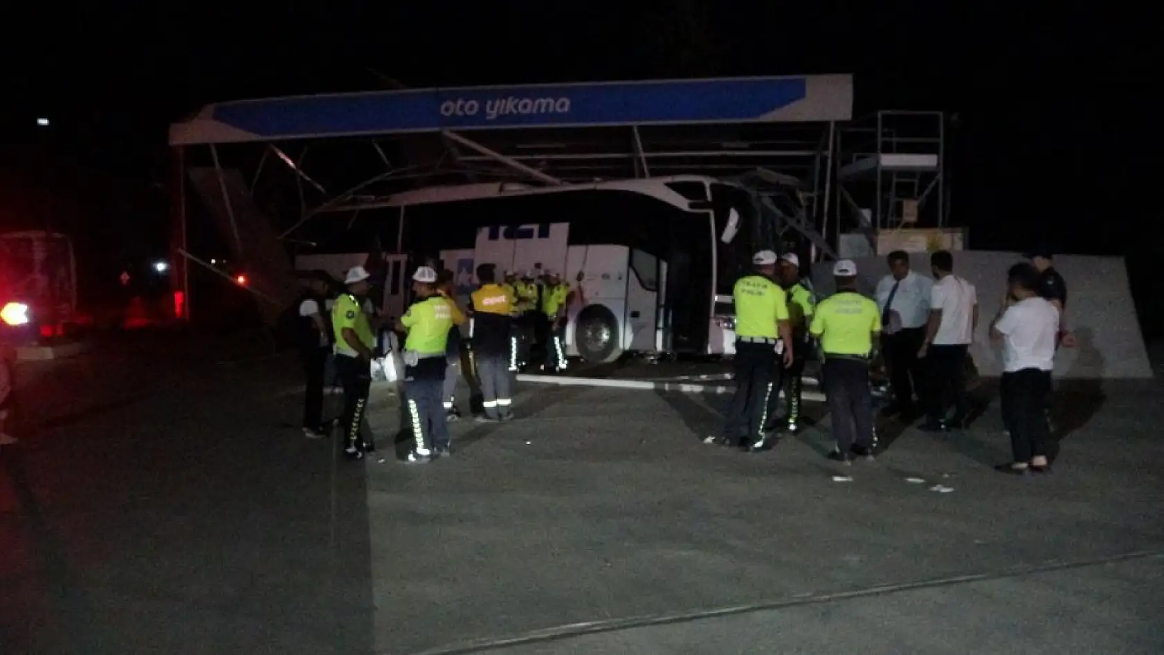 Malatya'da kontrolden çıkan yolcu otobüsü oto yıkamaya daldı: 8 yaralı