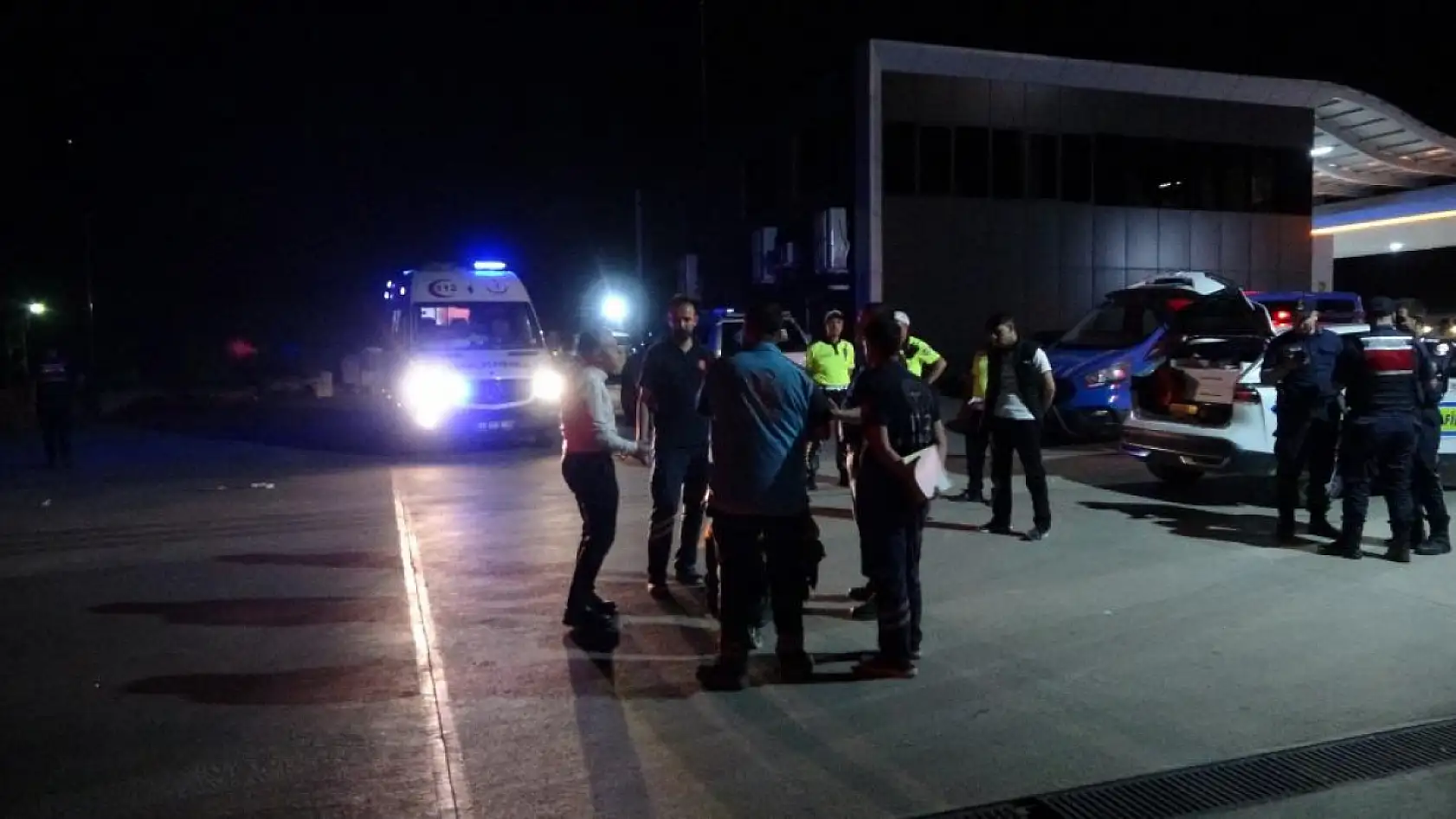 Malatya'da kontrolden çıkan yolcu otobüsü oto yıkamaya daldı: 8 yaralı