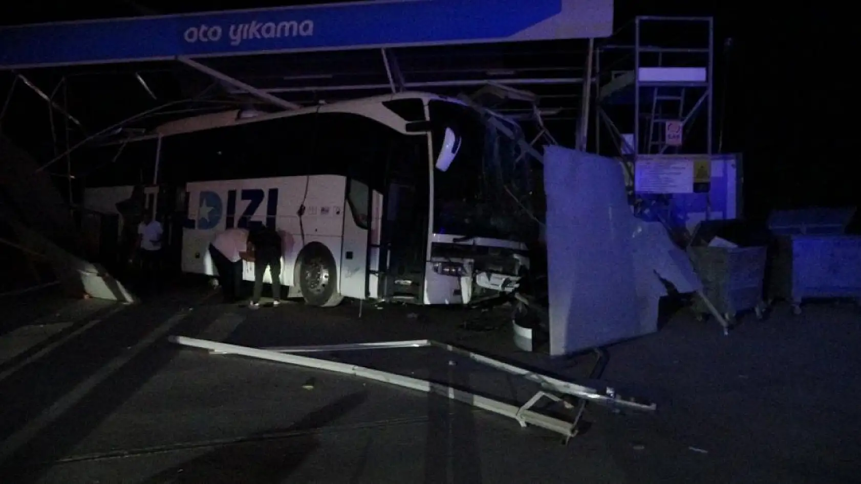 Malatya'da kontrolden çıkan yolcu otobüsü oto yıkamaya daldı: 8 yaralı