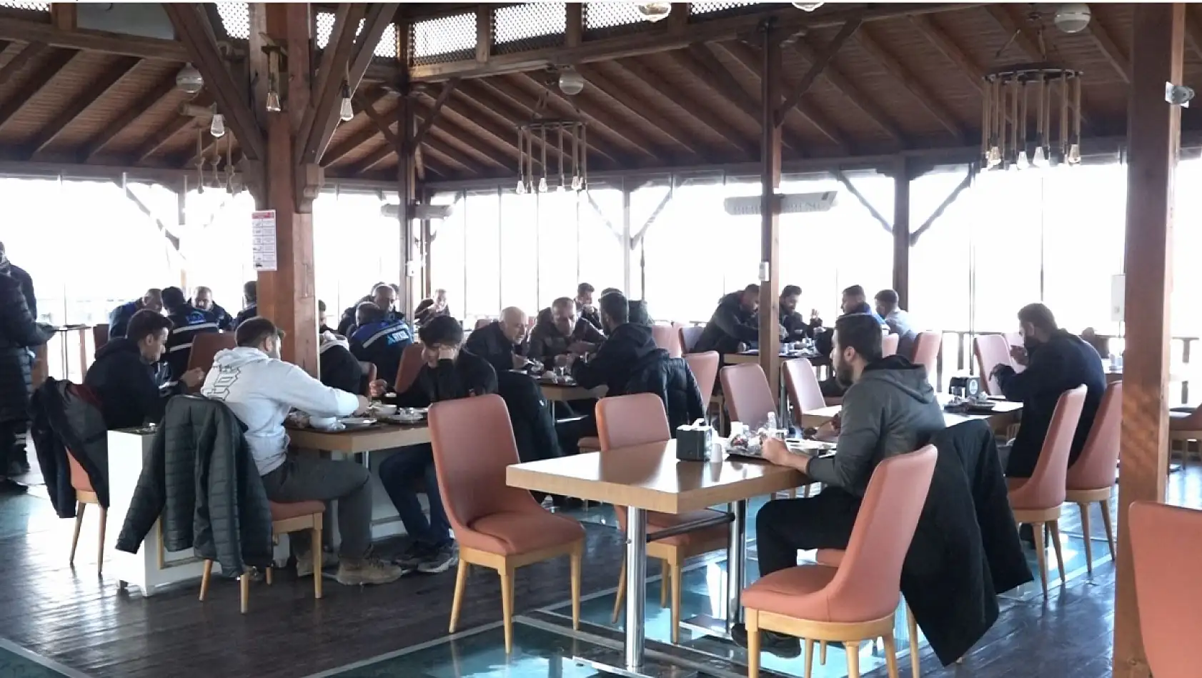 50 TL'ye verildiği Malatya Sofrası yoğun ilgi görüyor