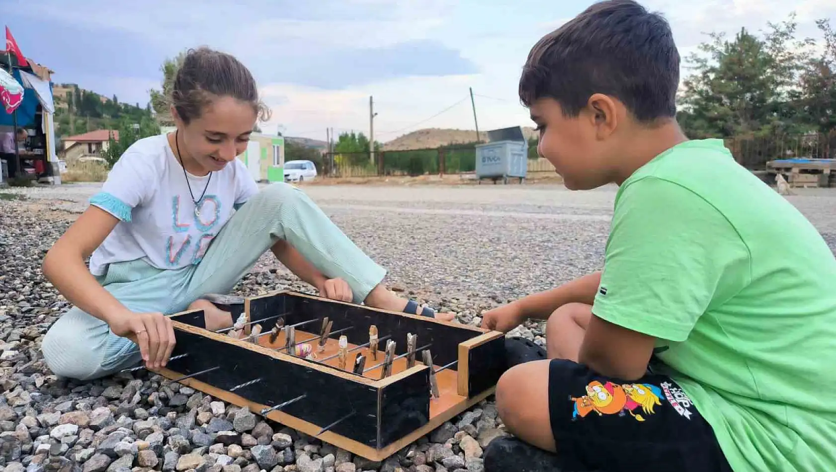 Çamaşır mandalı ile şişten yaptıkları langırt en büyük eğlenceleri oldu