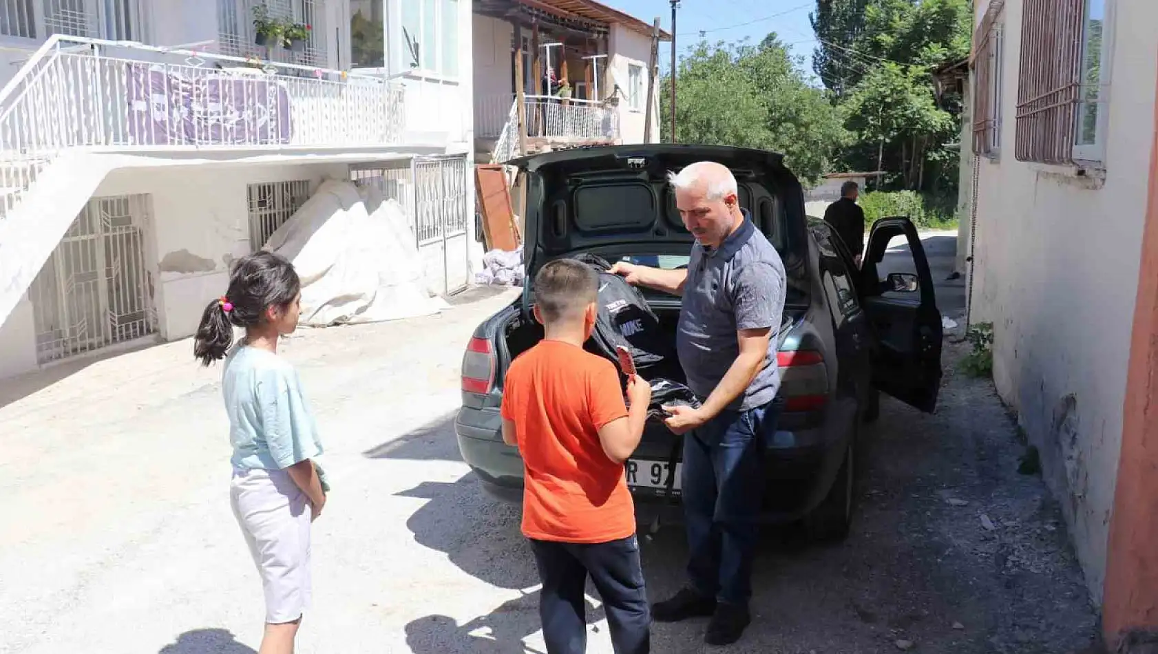 Depremzede öğrencilere okul çantası hediyesi