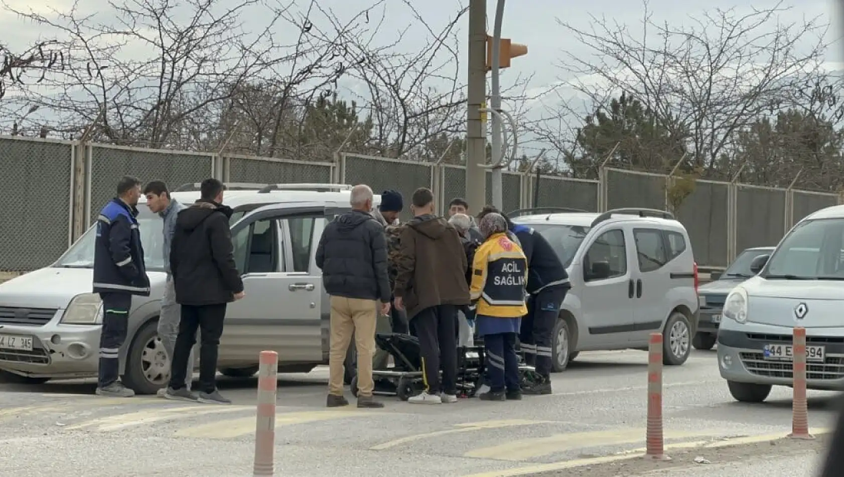 Direksiyon Başında Rahatsızlanan Sürücü Kaldırıma Çarptı