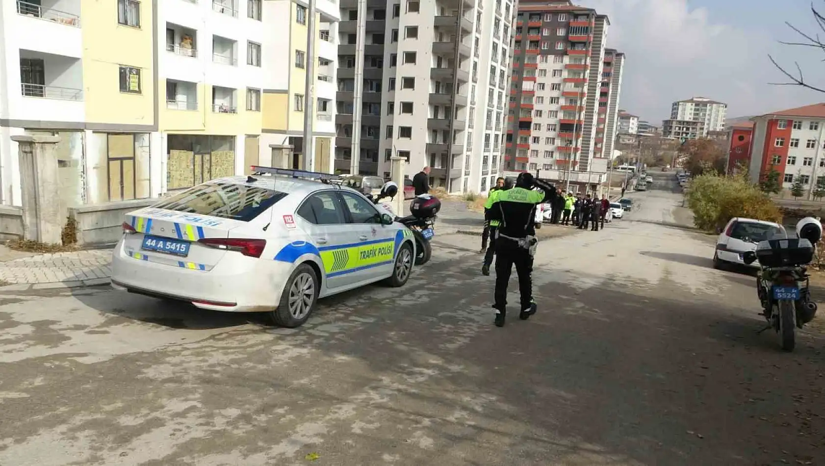 Malatya'da otomobil okula giden öğrencilerin arasına daldı!