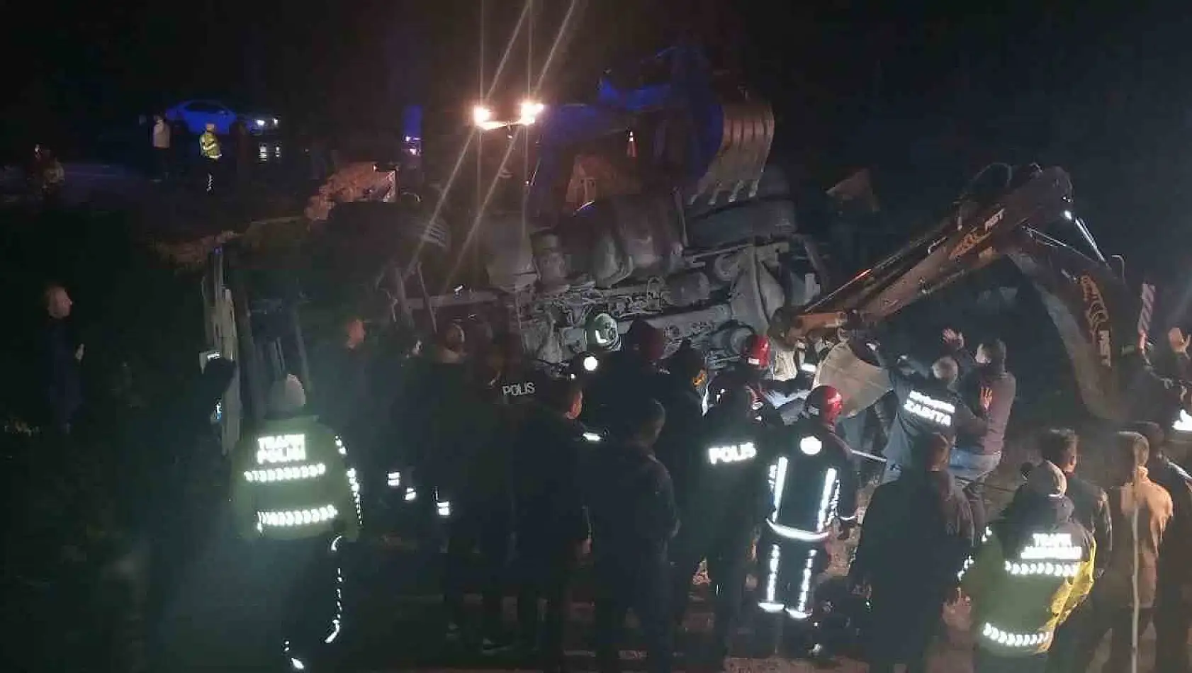 Malatya'da kazaya müdahale eden polisler tırın altında kaldı