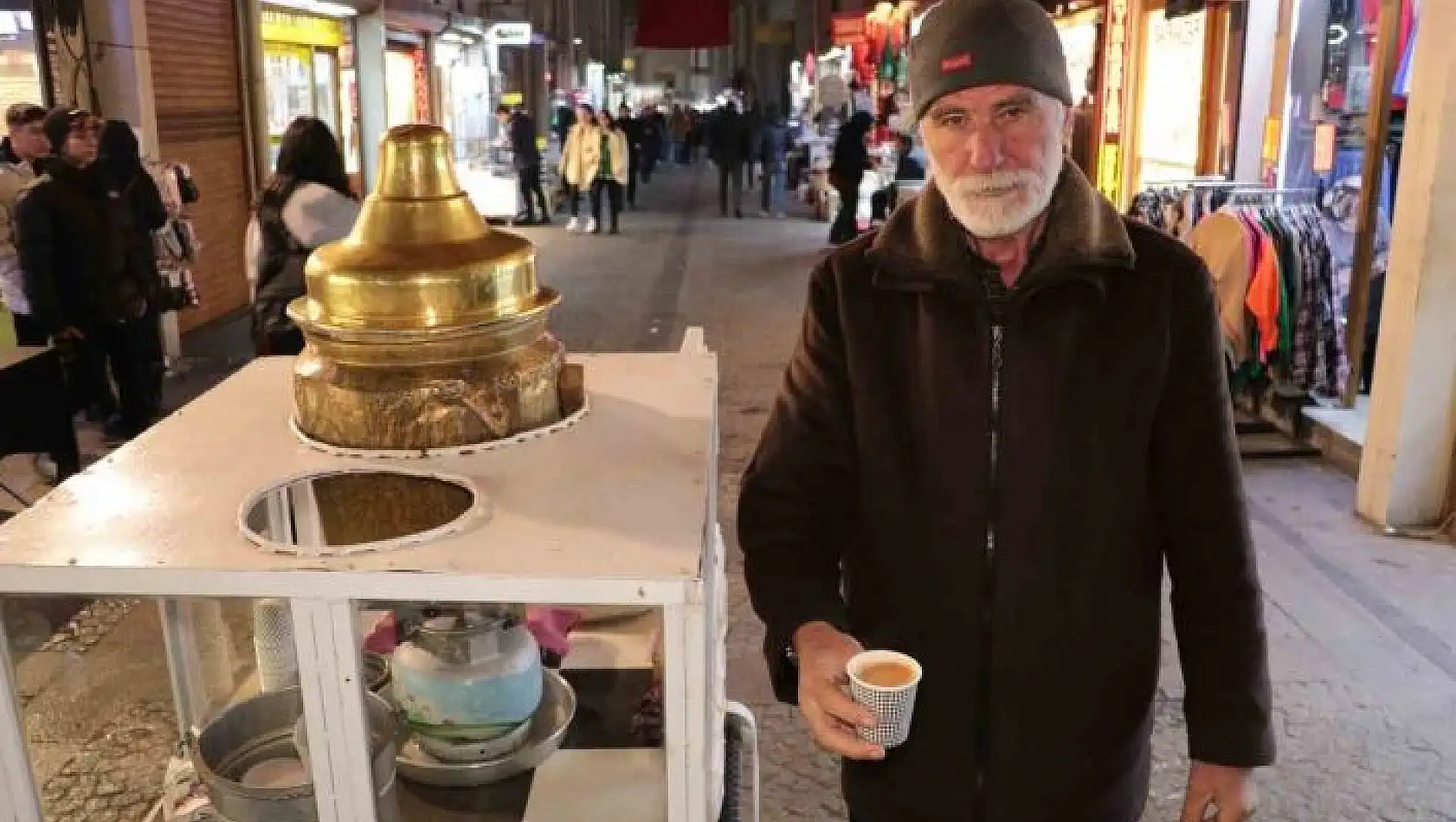 'Yazın meyan şerbeti, kışın salep satıyor'