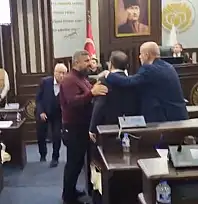 Malatya Büyükşehir Meclisi Karıştı CHP'liler Birbirine girdi Ak partililer ayırdı
