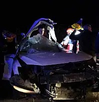 Malatya'da trambüs direğine çarpan araç kağıt gibi dağıldı: 1'i ağır 2 yaralı