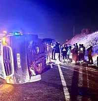 Öğrenci Gezi Minibüsü Devrildi: 1'i Ağır 14 Yaralı