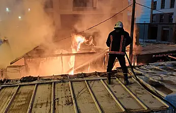 Akpınar Mahallesinde Gece Yarısı Çıkan Yangın Korkuttu