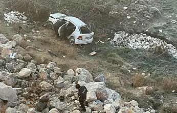 Buzlanma Nedeniyle Köprüden Şarampole Uçan Otomobilde 1 Kişi Hayatını Kaybetti