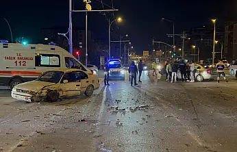 Çöşnük Kavşağı'nda İki Otomobil Çarpıştı: 6 Yaralı