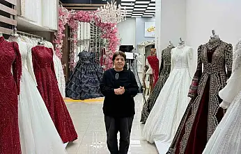 Depremlerde iki iş yeri yıkılan kadın pes etmedi