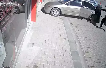 El freni çekilmeyen araç eczaneye girdi