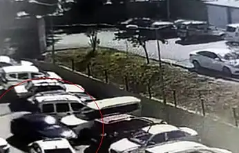 Kalp krizi geçiren sürücü hastane otoparkında 7 araca çarptı: O anlar kamerada