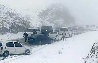 Malatya– Çelikhan Yolunda Yoğun Kar ve Tipi Ulaşımı Aksattı
