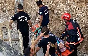 Malatya'da dengesini kaybederek inşaat alanına düşen şahıs kurtarıldı
