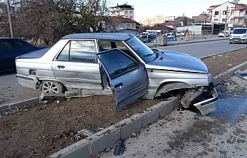 Malatya'da temizlik aracı ile çarpışan araç refüje çıktı