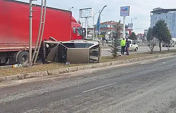 Malatya'da Tır İle Otomobil Çarpıştı: 1 Araç Yan Yattı
