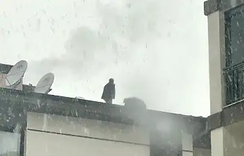 Malatya'da TOKİ Evlerinde Çatıya Çıkan İşçi İndirildi: Darp İddiası