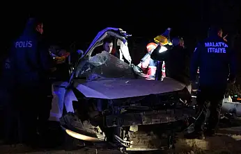 Malatya'da trambüs direğine çarpan araç kağıt gibi dağıldı: 1'i ağır 2 yaralı