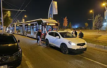 Malatya'da Trambüsün Önünü Kesip Trafiği Engelledi