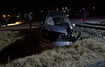 Malatya'da yük treni hemzemin geçitte otomobile çarptı: 5 yaralı