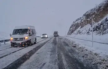 Malatya-Pütürge Yolunda Kar Yağışı sürücülere zor anlar yaşatıyor