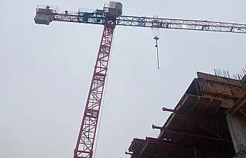 Paralarını Alamayan İşçiler İsyan Edip Kule Vinçe Çıktı