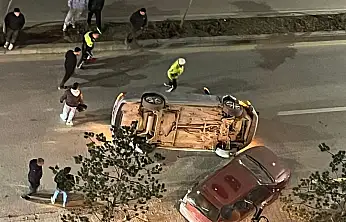 Park Halindeki Araca Çarpan Otomobil Ters Döndü: Sürücü Kaçtı