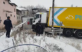 PTT Kargo Aracı Karlı Yolda Kontrolden Çıktı