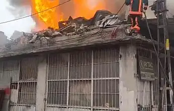 Sanayide işyeri yangını korkuttu, dumanlar gökyüzünü kapladı