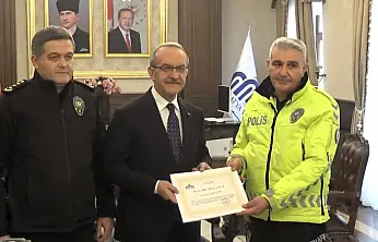 Tribünde Vicdan Kazandı: Üşüyen Çocuğa Çorabını Veren Polise Başarı Belgesi