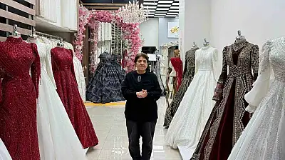 Depremlerde iki iş yeri yıkılan kadın pes etmedi