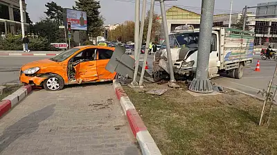 Malatya'da kamyonet ile ticari taksi çarpıştı: 2 yaralı