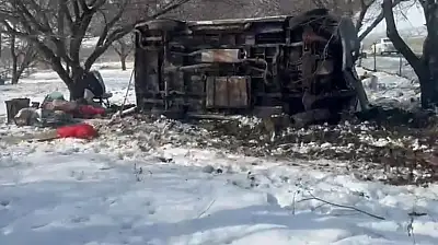 Malatya'da kontrolden çıkan minibüs kayısı bahçesine uçtu