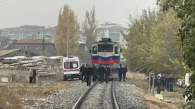 Rayların Üzerine Düşen Yaşlı Adam Tren Altında Kaldı
