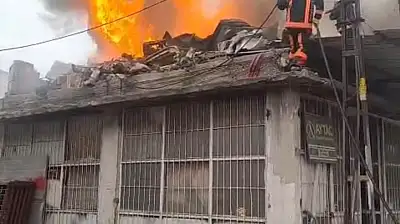 Sanayide işyeri yangını korkuttu, dumanlar gökyüzünü kapladı