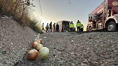 Malatya otobüsü ile soğan yüklü kamyon çarpıştı: 1 ölü, 10 yaralı