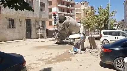 Beton mikseri yol ortasına beton döktü, sürücüye tepki yağdı