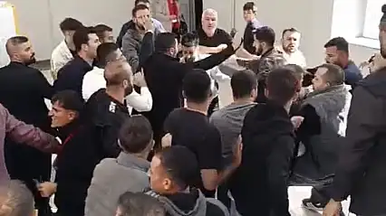 CHP İl Kongresi'nde yumruklar havada uçuştu