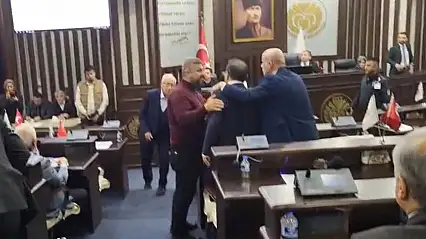 Malatya Büyükşehir Meclisi Karıştı CHP'liler Birbirine girdi Ak partililer ayırdı