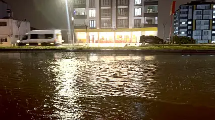 Malatya'da Sağanak Yağış Yolları Göle Çevirdi