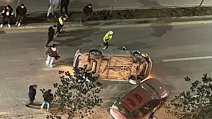 Park Halindeki Araca Çarpan Otomobil Ters Döndü: Sürücü Kaçtı