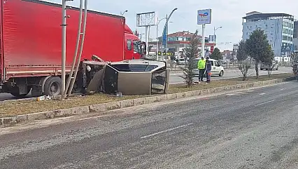 Malatya'da Tır İle Otomobil Çarpıştı: 1 Araç Yan Yattı