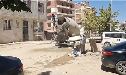 Beton mikseri yol ortasına beton döktü, sürücüye tepki yağdı