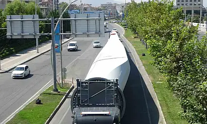 Malatya'da dev rüzgar gülü türbinleri böyle taşındı